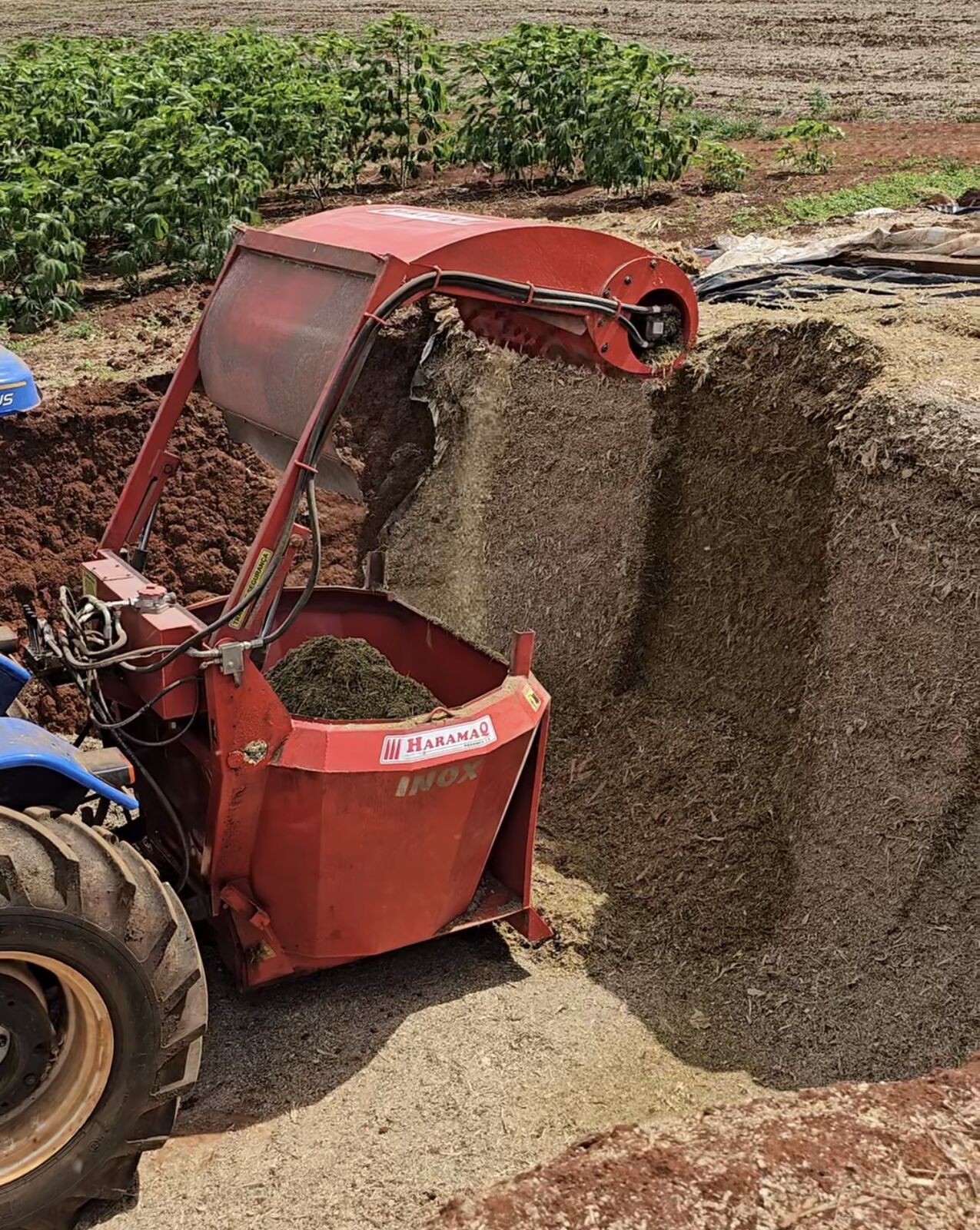 Carro alimentador con autocargante cargando silo