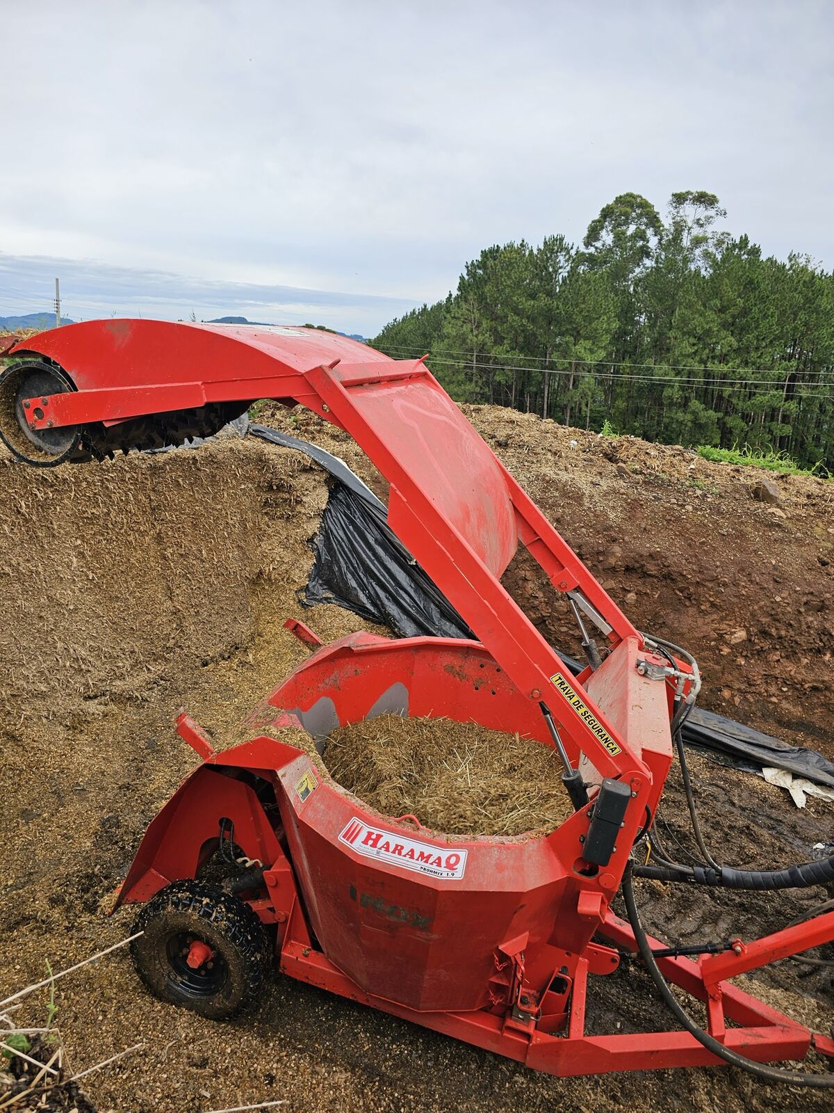 Fresa autocargadora cortando silo
